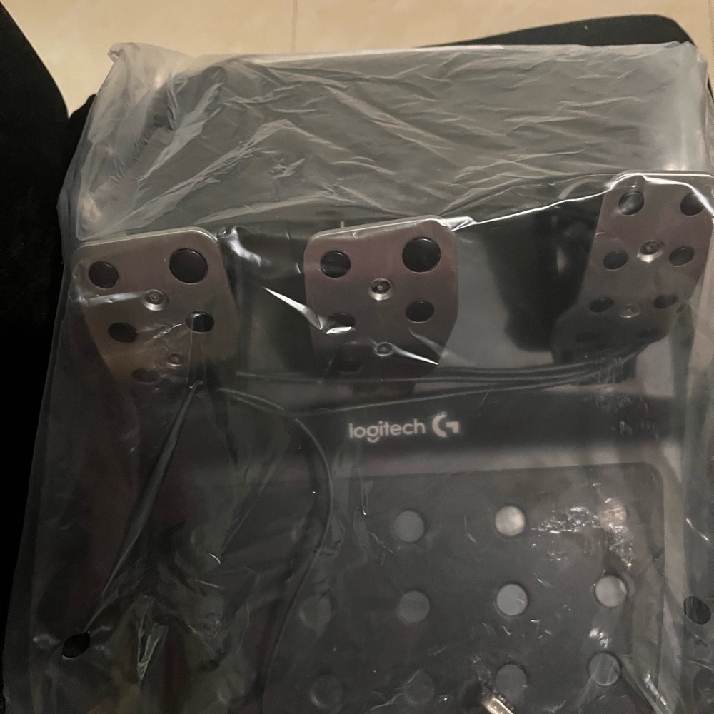 Logitech G29 Racing Wheel Set - Picture 7 of 9
